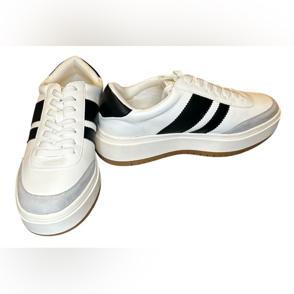 NWOT Madden Girl Women's Navida Sneaker Size 9 - Picture 2 of 5